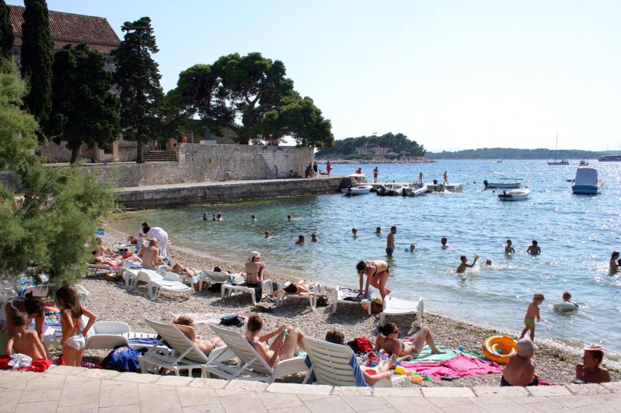 Triple Hvar 141a 3*
